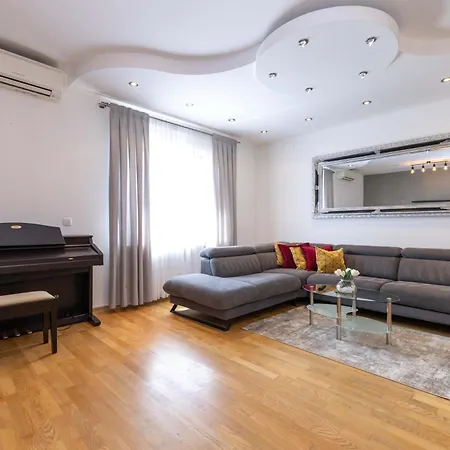 Apartment Red With Private Parking *