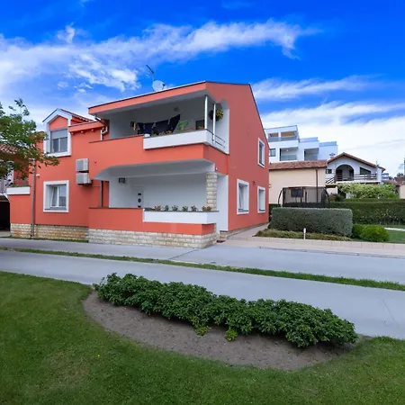 Apartment Red With Private Parking *
